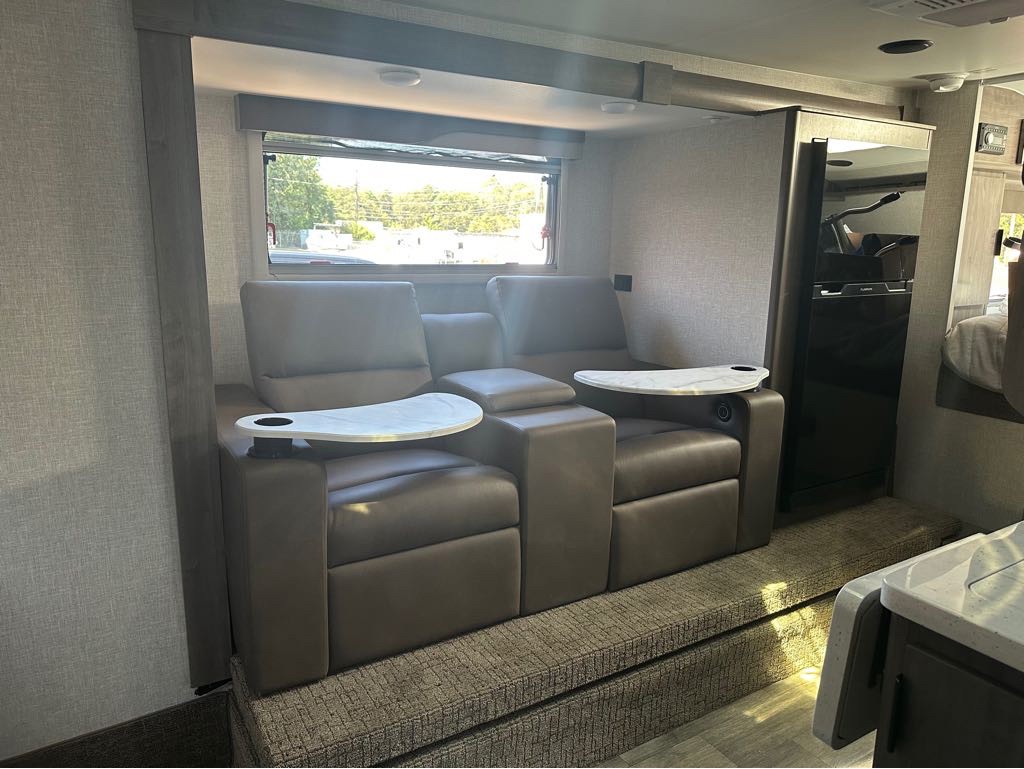 2027 Lance 1172 Truck Camper