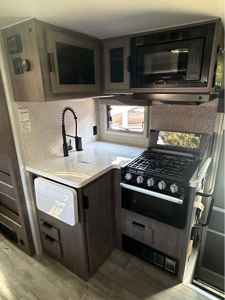 2027 Lance 1172 Truck Camper
