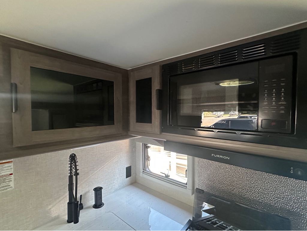 2027 Lance 1172 Truck Camper