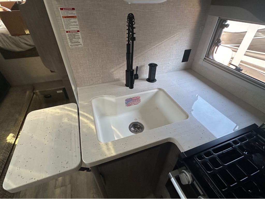 2027 Lance 1172 Truck Camper