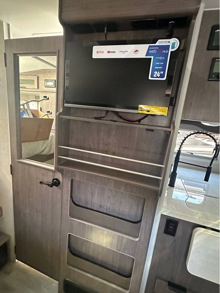 2027 Lance 1172 Truck Camper