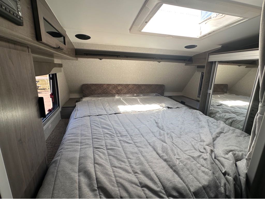 2027 Lance 1172 Truck Camper