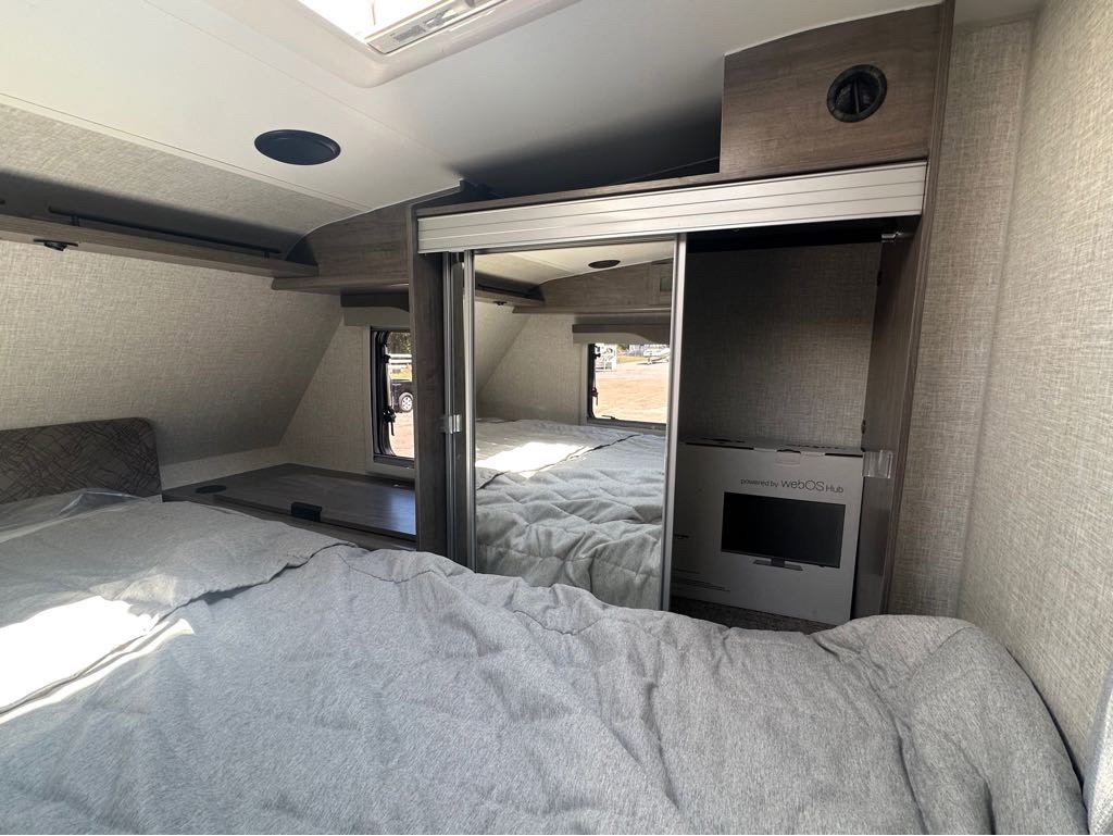 2027 Lance 1172 Truck Camper