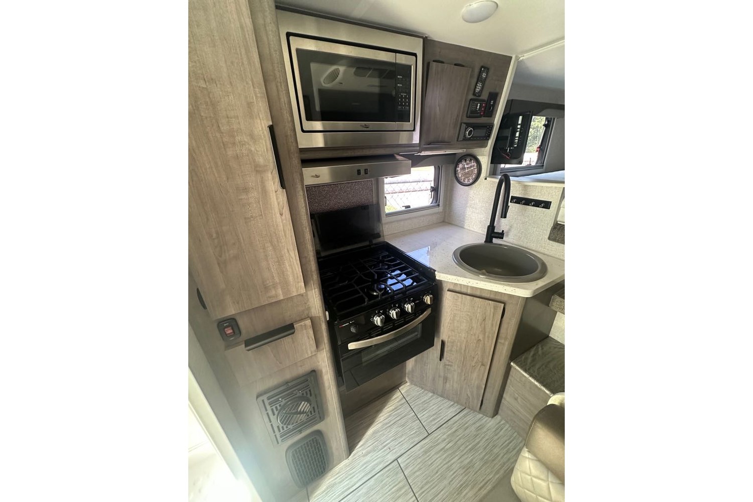 2023 Lance 865 Truck Camper